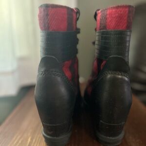 Sorel Lexie Leather Plaid Wedge Boot Womens 9
Red Black Checker